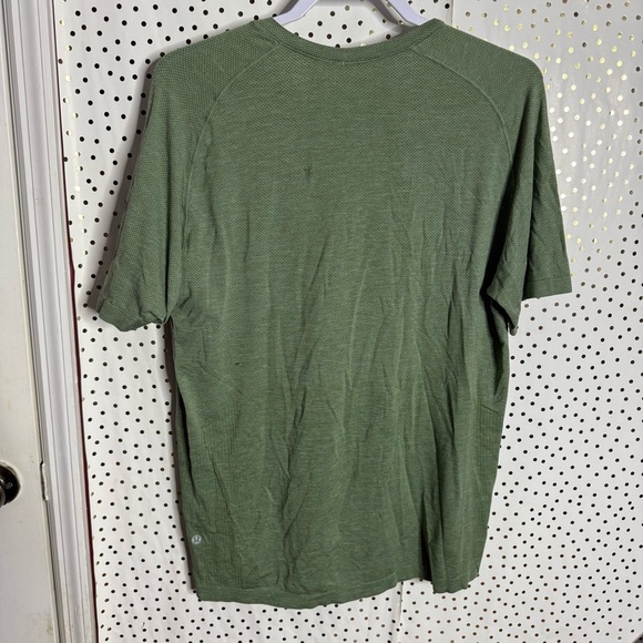 Lululemon Men's Green T-Shirt - Picture 5 of 6
